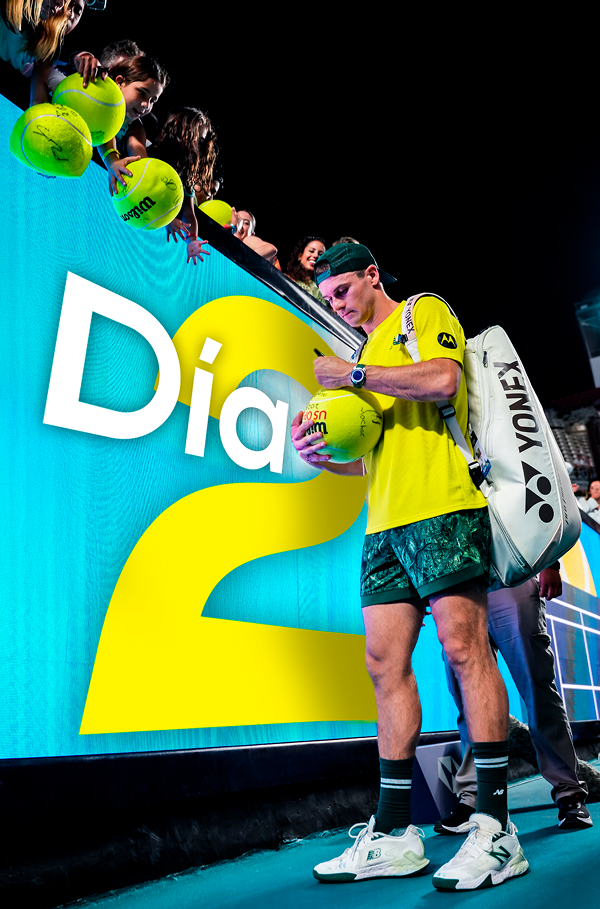 Fotografía de jugador profesional de tenis firmando autógrafos
