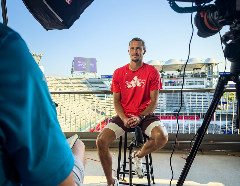 Fotografía de un deportista siendo grabado en una entrevista